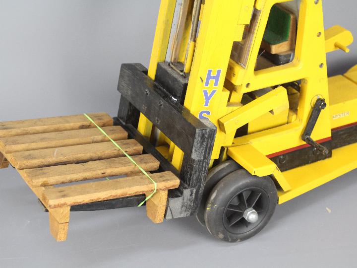 Wooden Toy Truck - A large scale wooden Hyster Fork lift truck made to a Richard Blizzard pattern - Image 2 of 6