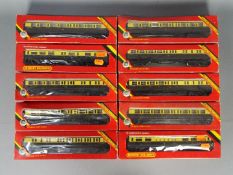 Hornby - 10 boxed OO gauge passenger coaches in GWR livery.