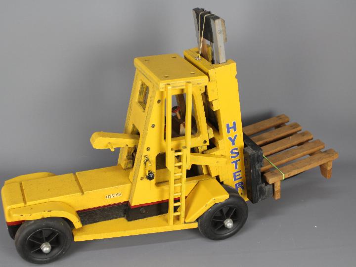 Wooden Toy Truck - A large scale wooden Hyster Fork lift truck made to a Richard Blizzard pattern - Image 5 of 6