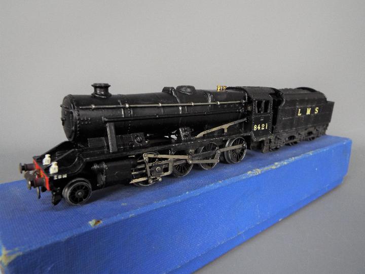 Hornby Dublo - A boxed Hornby Dublo LT25 OO gauge Class 8F 2-8-0 steam locomotive and tender Op.No. - Image 2 of 7