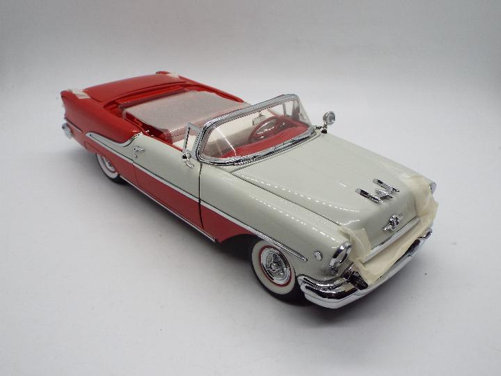Danbury Mint - A boxed Danbury Mint 1:24 scale 1955 Oldsmobile Super Eighty-Eight Convertible. - Image 2 of 4