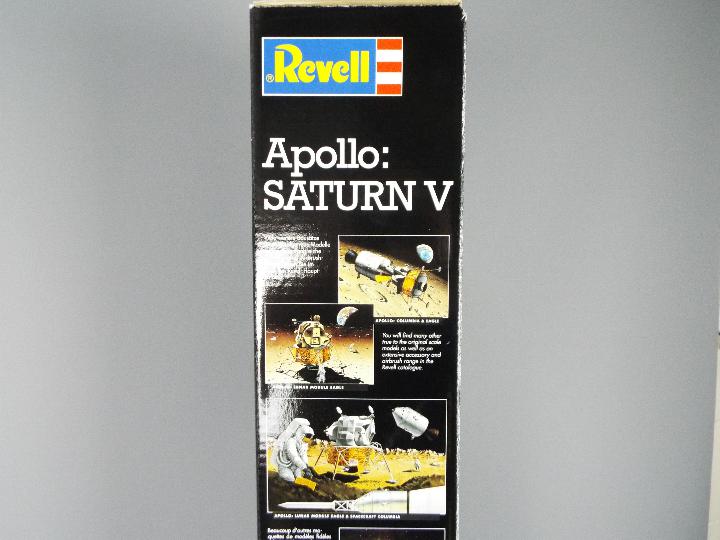 Revell - A boxed Revell 1:96 scale #04805 Apollo; Saturn V plastic model kit. - Image 5 of 5