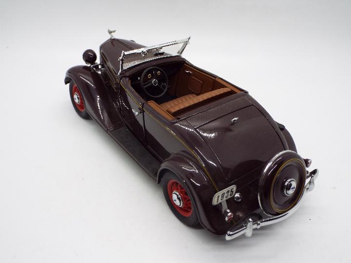 Danbury Mint - A boxed Danbury Mint 1:24 scale 1935 Chevrolet Standard Sports Roadster. - Image 4 of 6