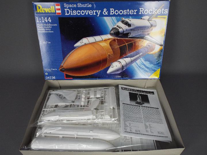 Revell - A boxed Revell 1:144 scale #04736 Space Shuttle Discovery & Booster Rockets plastic model