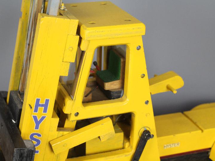 Wooden Toy Truck - A large scale wooden Hyster Fork lift truck made to a Richard Blizzard pattern - Image 3 of 6