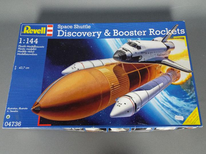 Revell - A boxed Revell 1:144 scale #04736 Space Shuttle Discovery & Booster Rockets plastic model - Image 4 of 4