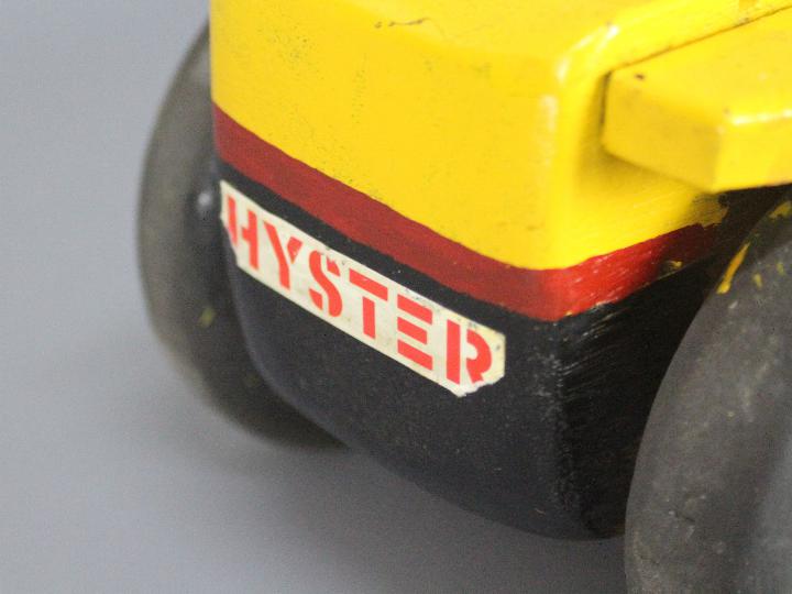Wooden Toy Truck - A large scale wooden Hyster Fork lift truck made to a Richard Blizzard pattern - Image 6 of 6