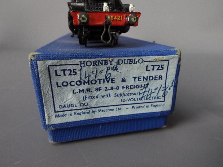 Hornby Dublo - A boxed Hornby Dublo LT25 OO gauge Class 8F 2-8-0 steam locomotive and tender Op.No. - Image 5 of 7