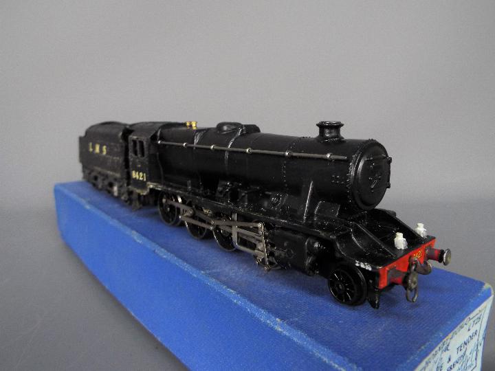 Hornby Dublo - A boxed Hornby Dublo LT25 OO gauge Class 8F 2-8-0 steam locomotive and tender Op.No. - Image 3 of 7