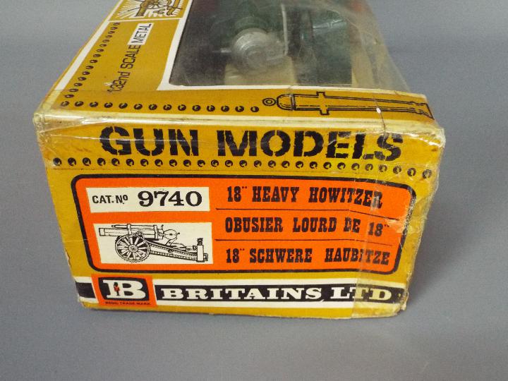 Britains - A boxed Britains #9740 18" Heavy Howitzer. - Image 3 of 4
