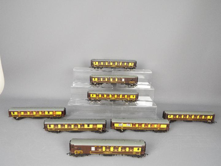 Wrenn - A rake of 8 OO gauge Pullman passenger coaches by Wrenn.