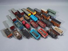 Peco - Jouef - Tri-ang - A collection of 28 x unboxed 00 gauge wagons including Schweppes Tonic