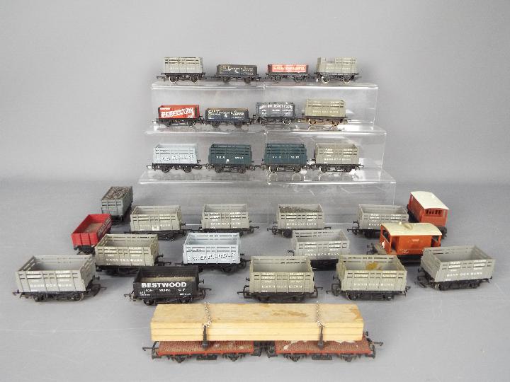 Hornby - Mainline - A collection of 29 x unboxed 00 gauge wagons some of which have had coal chips