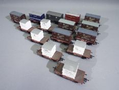 Bachmann - A collection of 15 x unboxed 00 gauge wagons including a Great Western box van and 14 x