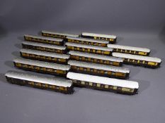 Hornby - Tri-ang - A collection of 14 x Pullman coaches including Lucille, Agatha,