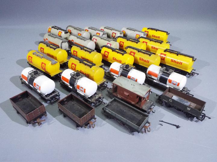 Hornby - Tri-ang - Airfix - A collection of 27 x loose 00 gauge wagons including Shell and Gulf