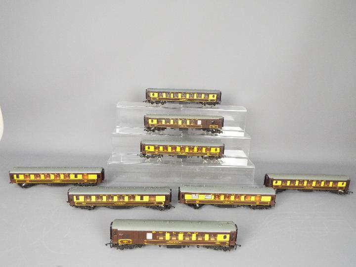 Wrenn - A rake of 8 OO gauge Pullman passenger coaches by Wrenn. - Image 2 of 2