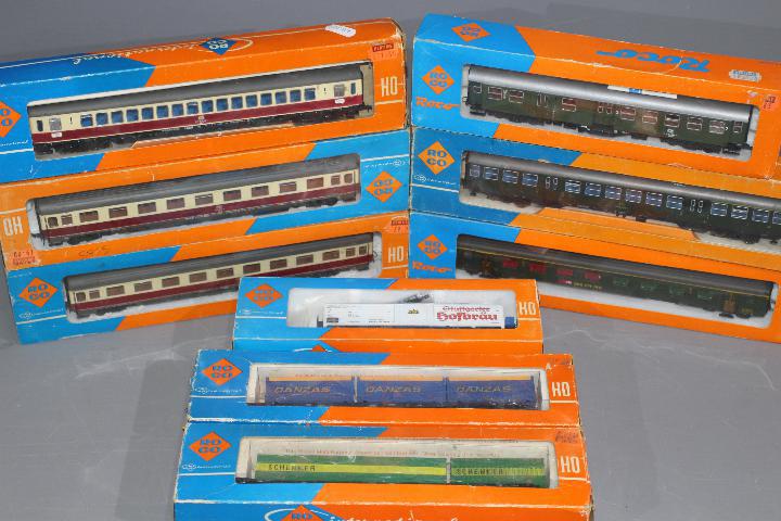 Roco - A collection of 9 x boxed 00 gauge wagons and coaches including 3 x maroon and cream coaches - Image 3 of 3