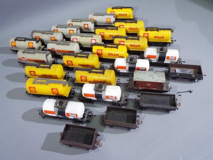 Hornby - Tri-ang - Airfix - A collection of 27 x loose 00 gauge wagons including Shell and Gulf - Image 3 of 3