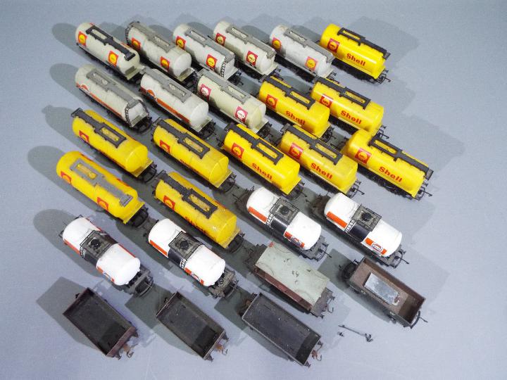 Hornby - Tri-ang - Airfix - A collection of 27 x loose 00 gauge wagons including Shell and Gulf - Image 2 of 3