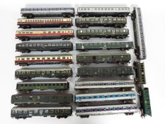 Rowa, Fleischmann, Marklin, Schicht - A rake of over 20 unboxed HO gauge passenger coaches.