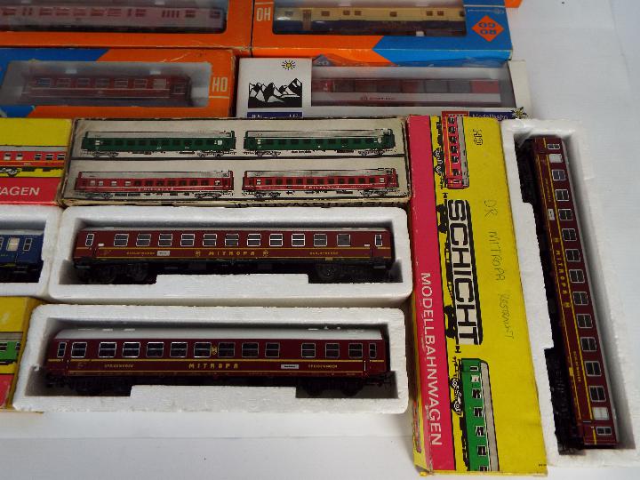 Schicht, Roco, Hornby, Lima - A rake of 15 boxed HO / OO gauge freight and passenger rolling stock. - Image 3 of 4