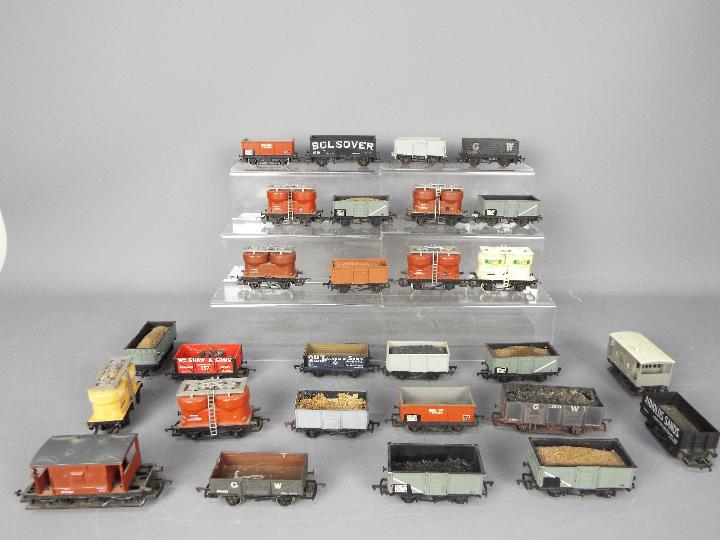 Hornby - Mainline - Airfix - A collection of 28 x unboxed 00 gauge wagons including coal wagons and
