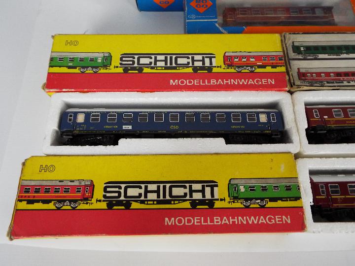 Schicht, Roco, Hornby, Lima - A rake of 15 boxed HO / OO gauge freight and passenger rolling stock. - Image 4 of 4