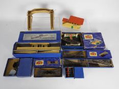 Hornby Dublo - A group of mostly boxed Dublo items including # DA456 Island Platform set,