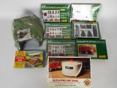 Bachmann - Merit - A group of 8 x boxed 00 gauge track side accessory kits and a wrapped # 5040