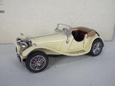 Franklin Mint - a 1:24 scale diecast model Jaguar SS-100 (1938), cream, #,