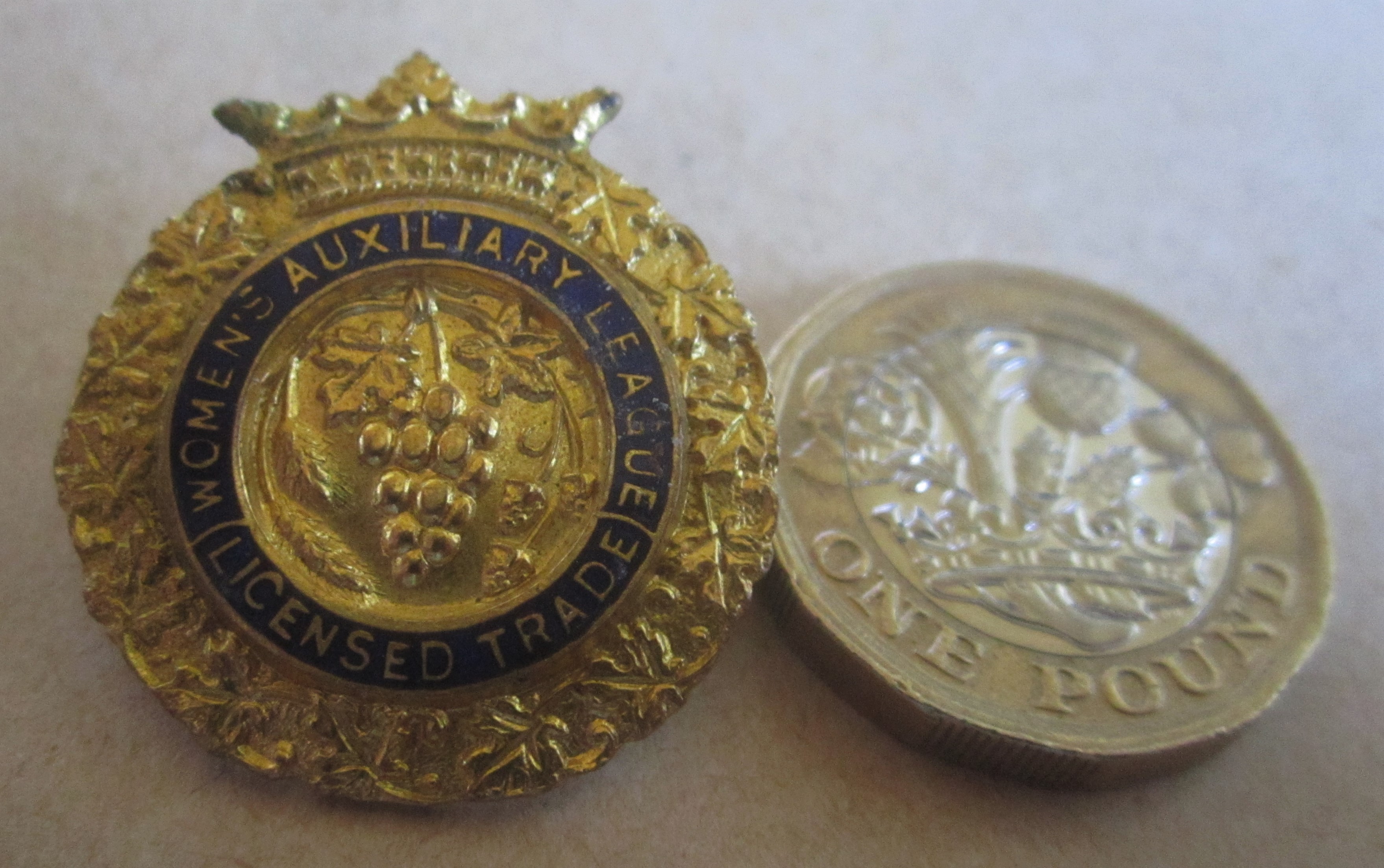 BADGE - VINTAGE WOMEN'S AUXILIARY LEAGUE (LICENSED TRADE