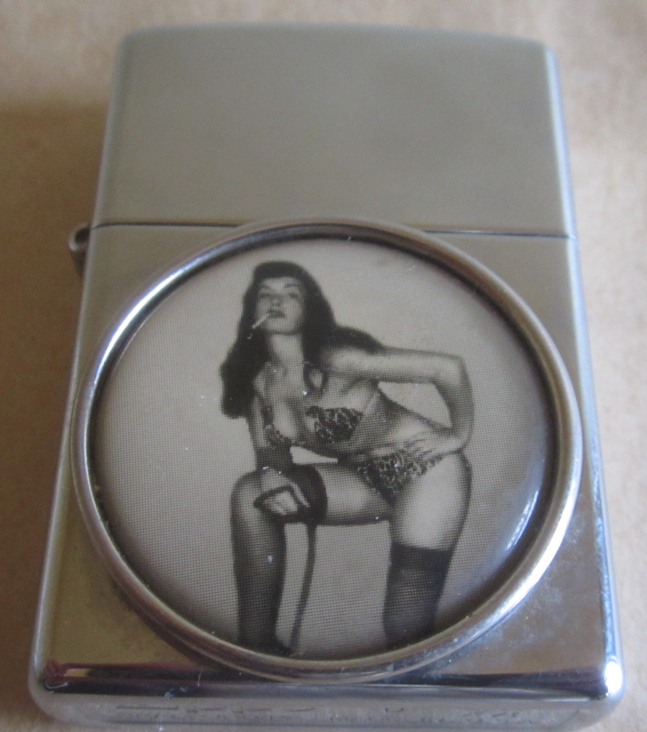 ADULT GLAMOUR - BETTIE PAGE ZIPPO LIGHTER