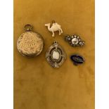 MIXED LOT VINTAGE JEWELLERY PENDANTS AND BROOCHES