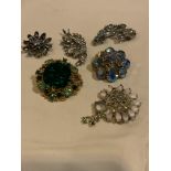 6 X 1950s BROOCHES COSTUME JEWELLERY