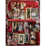 TOYS - SUITCASE FULL OF 21 VINTAGE SOUVENIR DOLLS