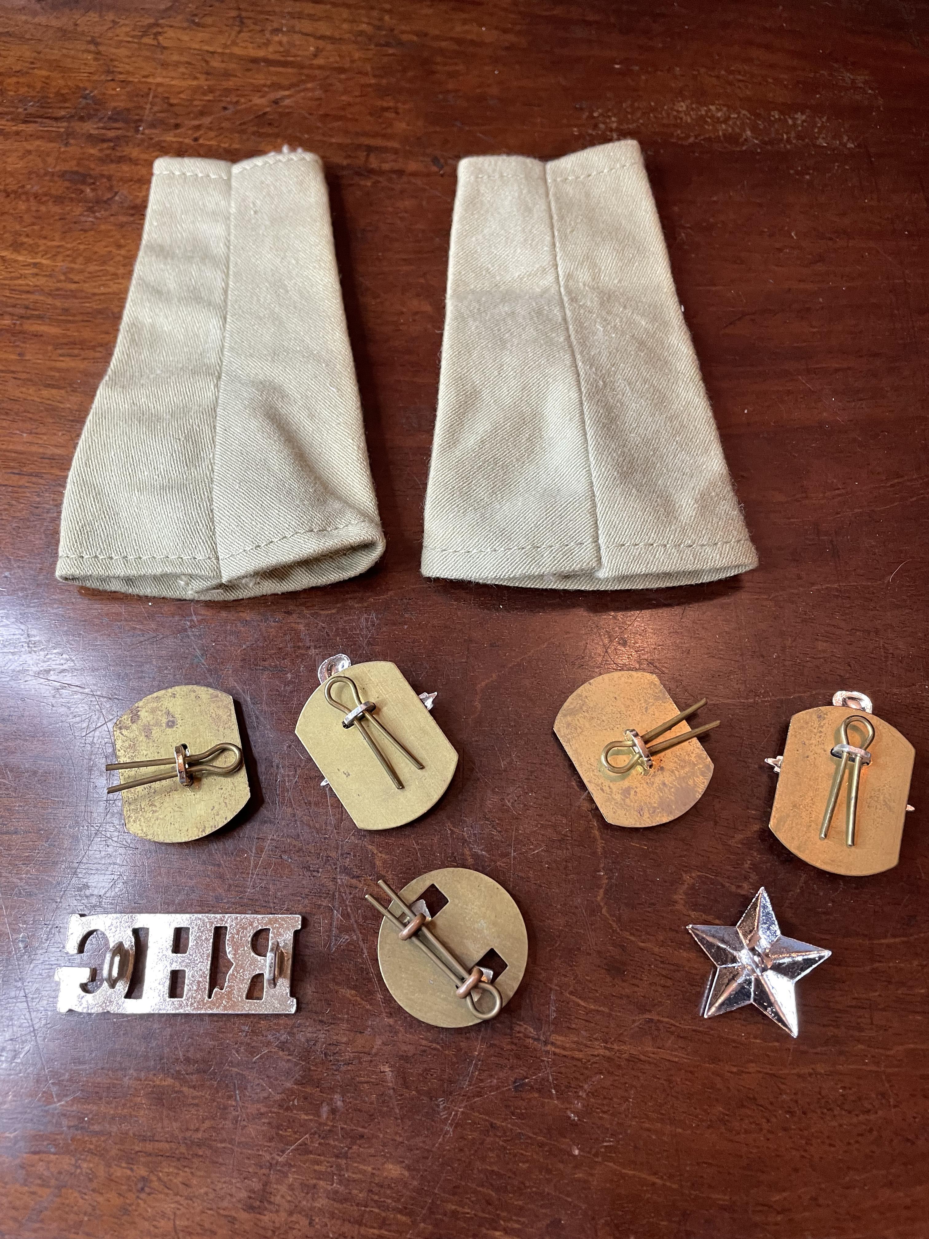 MILITARIA - 9 X MILITARY UNIFORM BADGES & EPAULETTES - Image 2 of 2