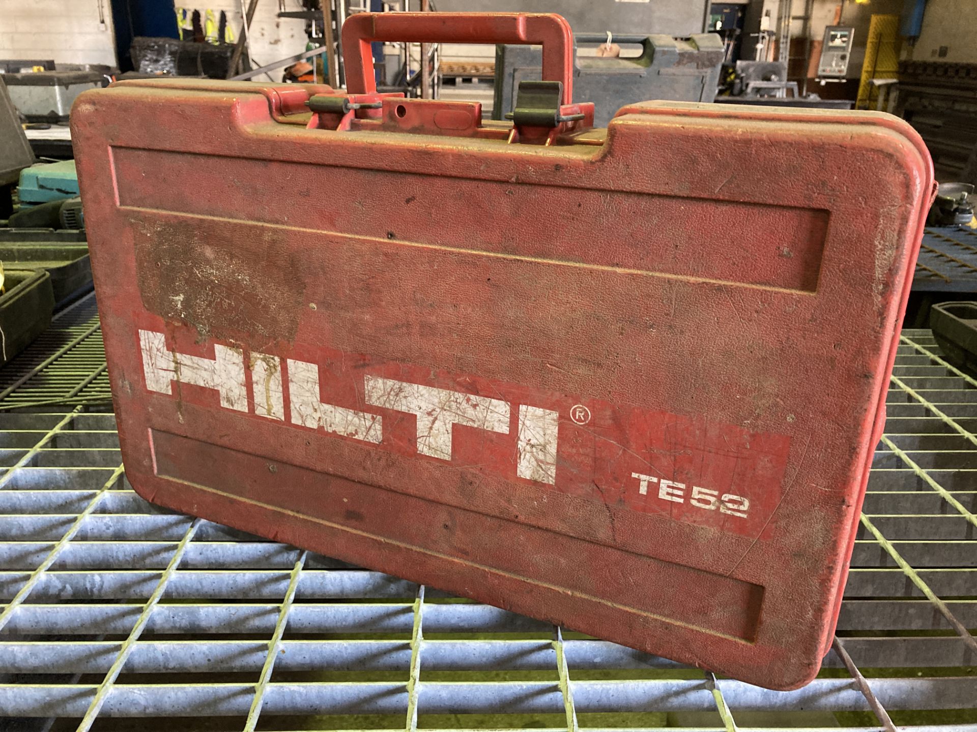 Hilti TE52 110v heavy duty demolition hammer drill in case - Image 3 of 3