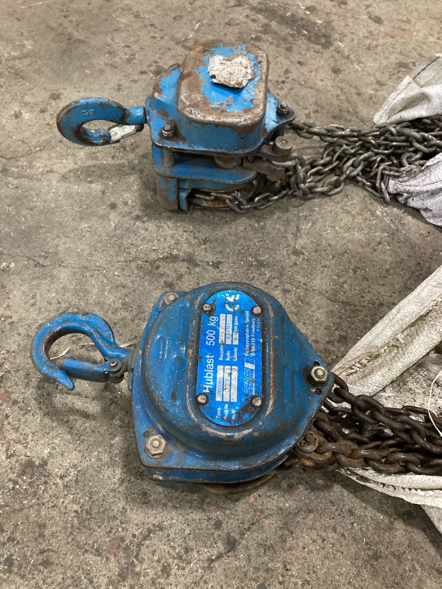 Two chain lifting blocks, 1 tonne and 500kg capacity - Image 2 of 3