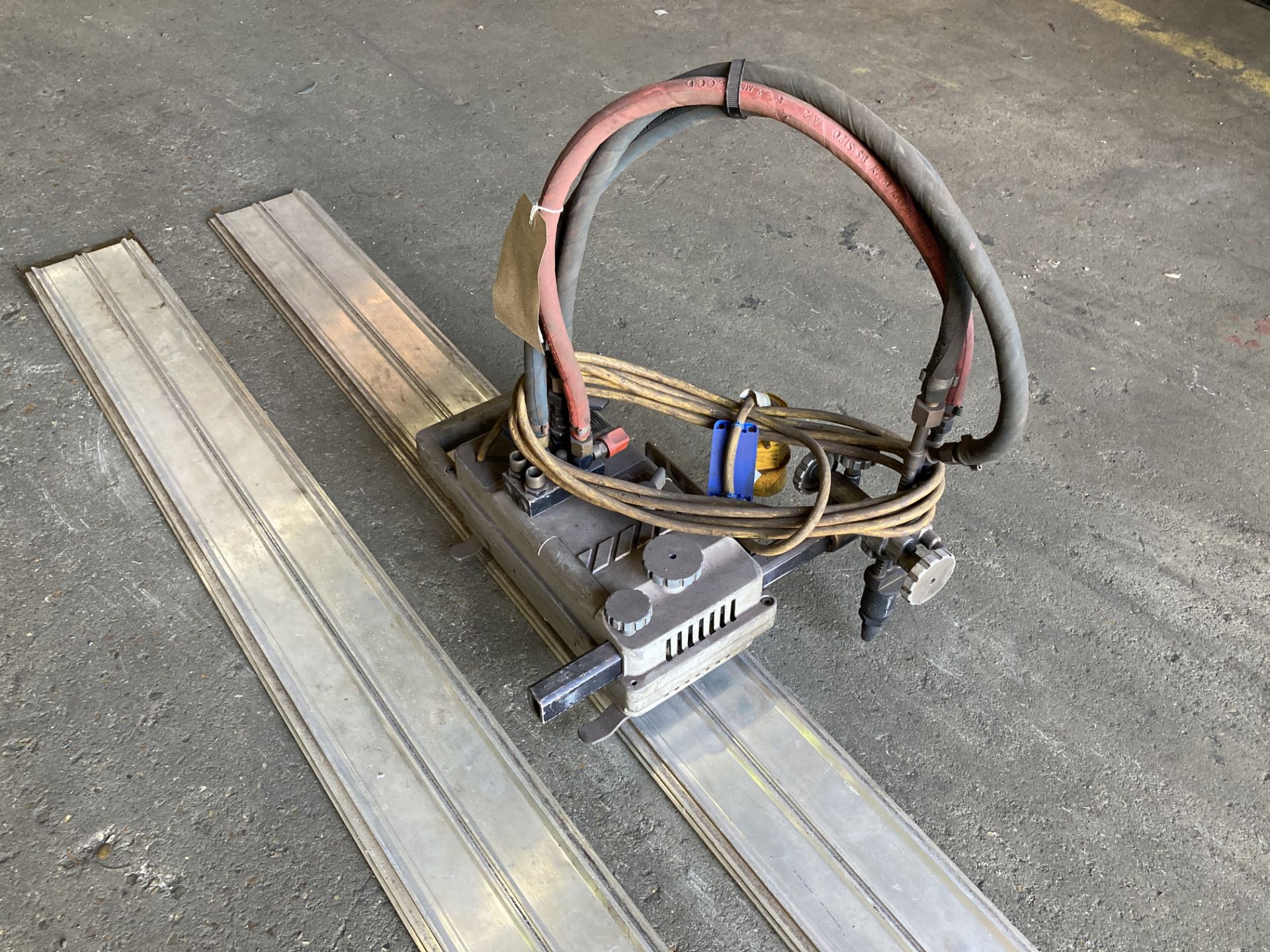 BOC Imp oxy acetylene and 110v straight line cutting head