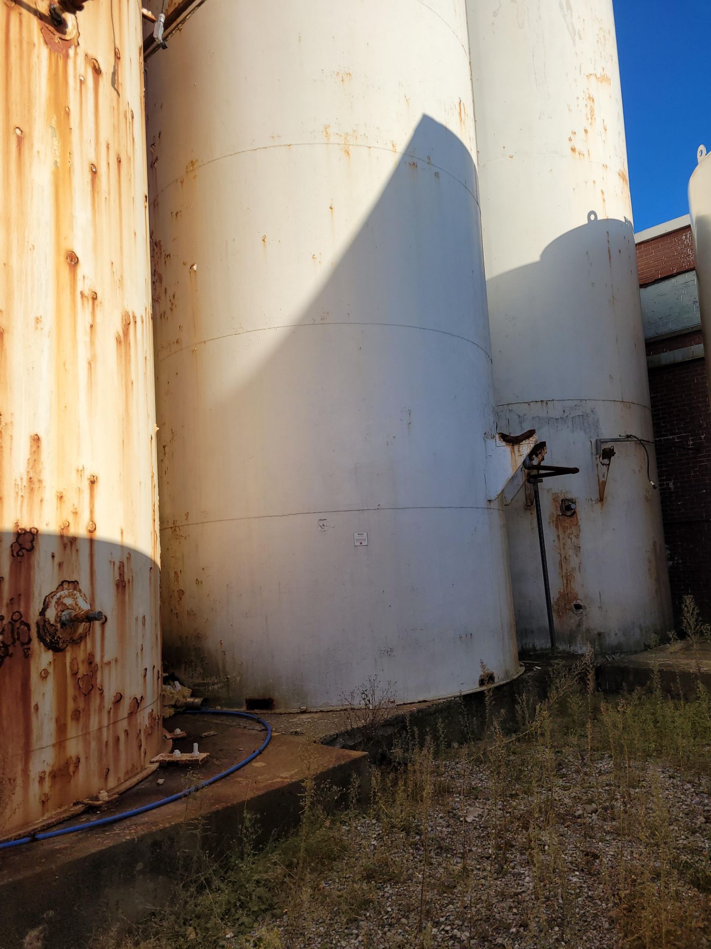 25,000 Gallon vertical milk silo, mfg by TOUGAS, front agitator, man way door, alcove - Image 8 of 10