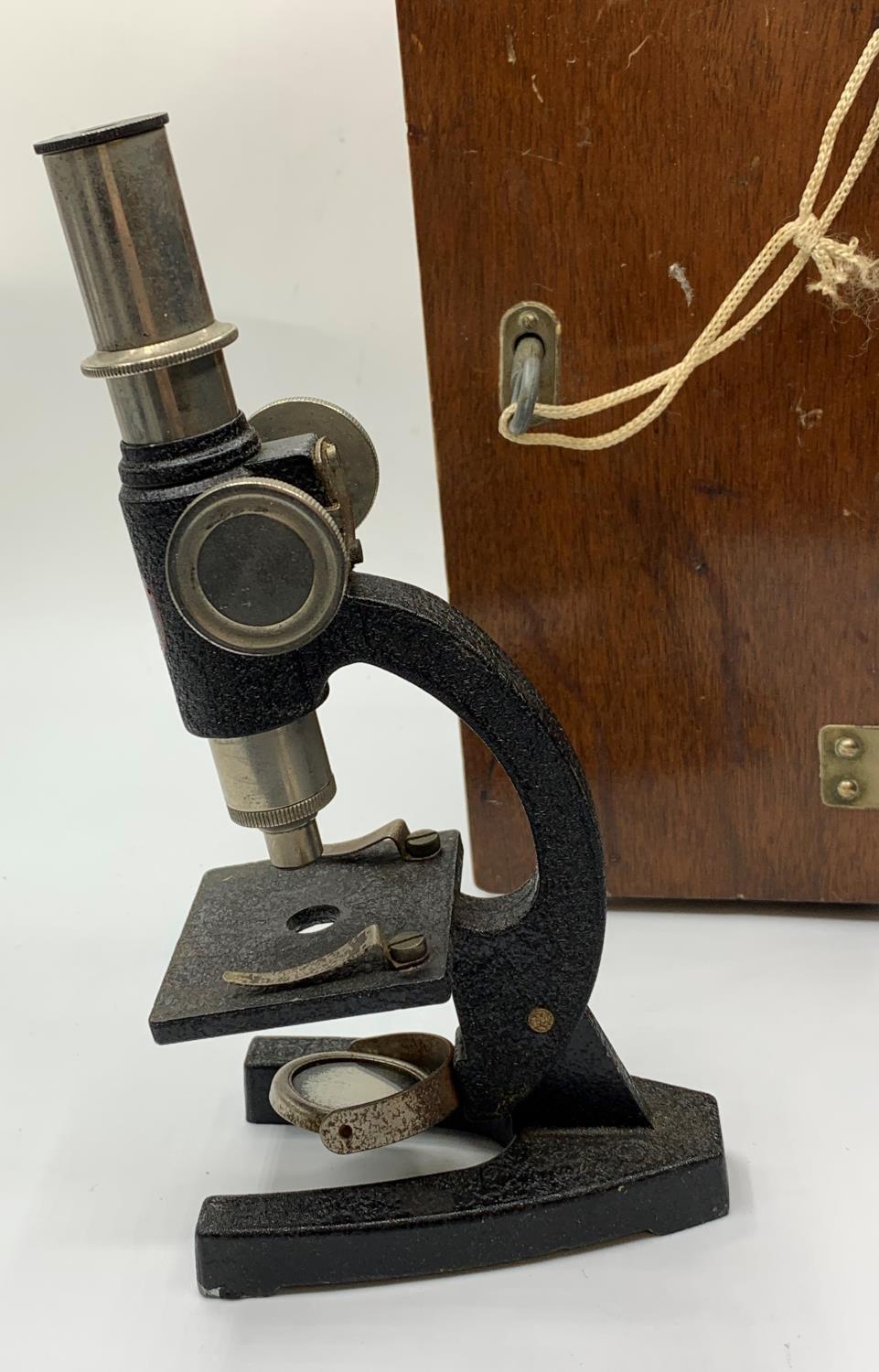 Vintage microscope in wooden box with lock & key, 26x10cms - Bild 4 aus 5