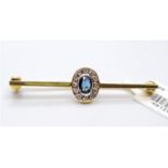 18CT YELLOW GOLD DIAMOND & SAPPHIRE BROOCH, WEIGHT 3.3G. LENGTH 5CMS