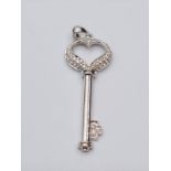 18CT WHITE GOLD DIAMOND SET KEY PENDANT, WEIGHT 2.3G