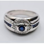 18CT WHITE GOLD DIAMOND & SAPPHIRE RING, WEIGHT 7.5G