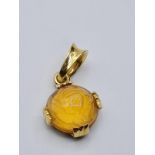 Tiger eye pendant set in 18ct gold, weight 4.5g