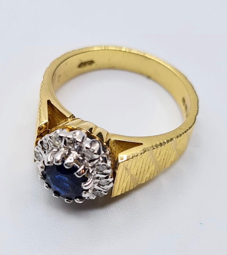 18CT YELLOW GOLD DIAMOND & SAPPHIRE CLUSTER RING, WEIGHT 6.5G. Size L/M - Image 5 of 5