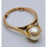 9ct gold ring, single pearl mounted top with gold downsizers fitted inside band. size M1/2