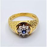 18CT YELLOW GOLD DIAMOND & SAPPHIRE CLUSTER RING, WEIGHT 6.9G. Size N/O