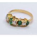 18CT YELLOW GOLD DIAMOND & EMERALD 7 STONE RING, WEIGHT 2.2G. Size I/J